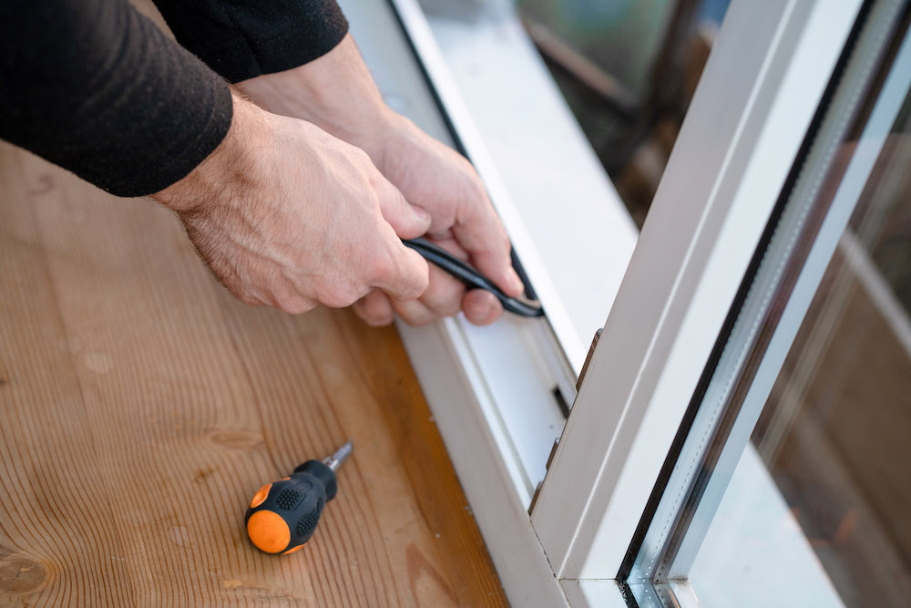 Alte Fensterabdichtung wird entfernt